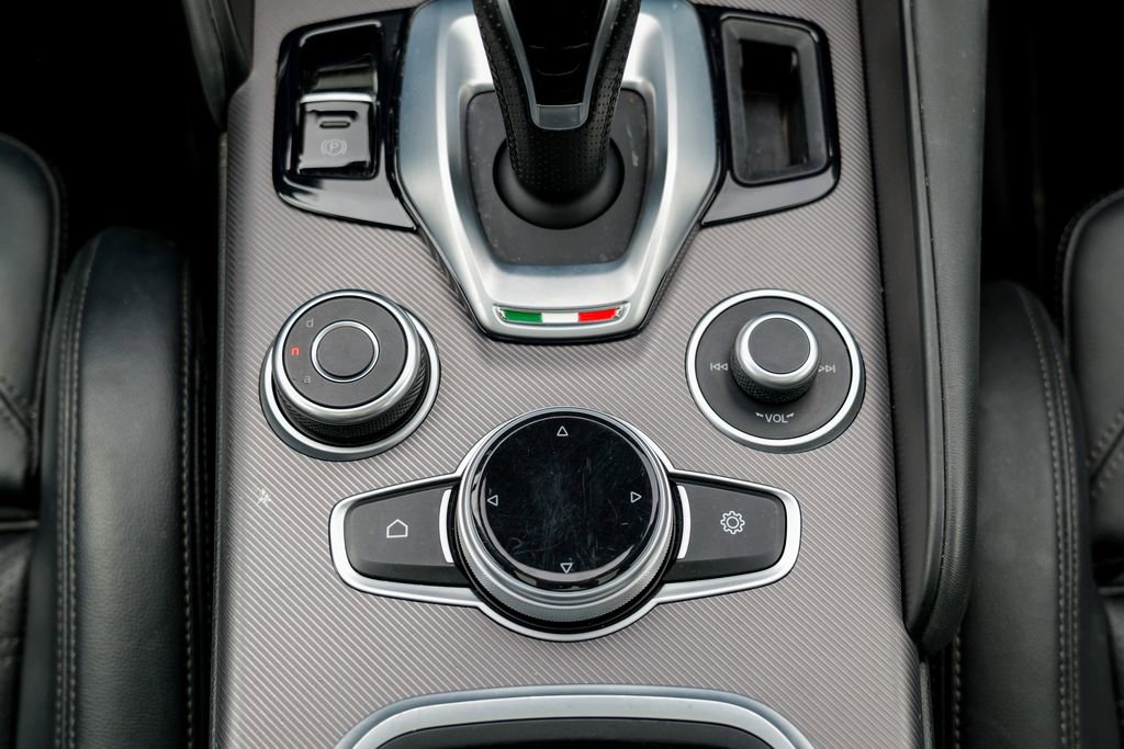 Used 2022 Alfa Romeo Giulia Veloce AWD/4WD image 52