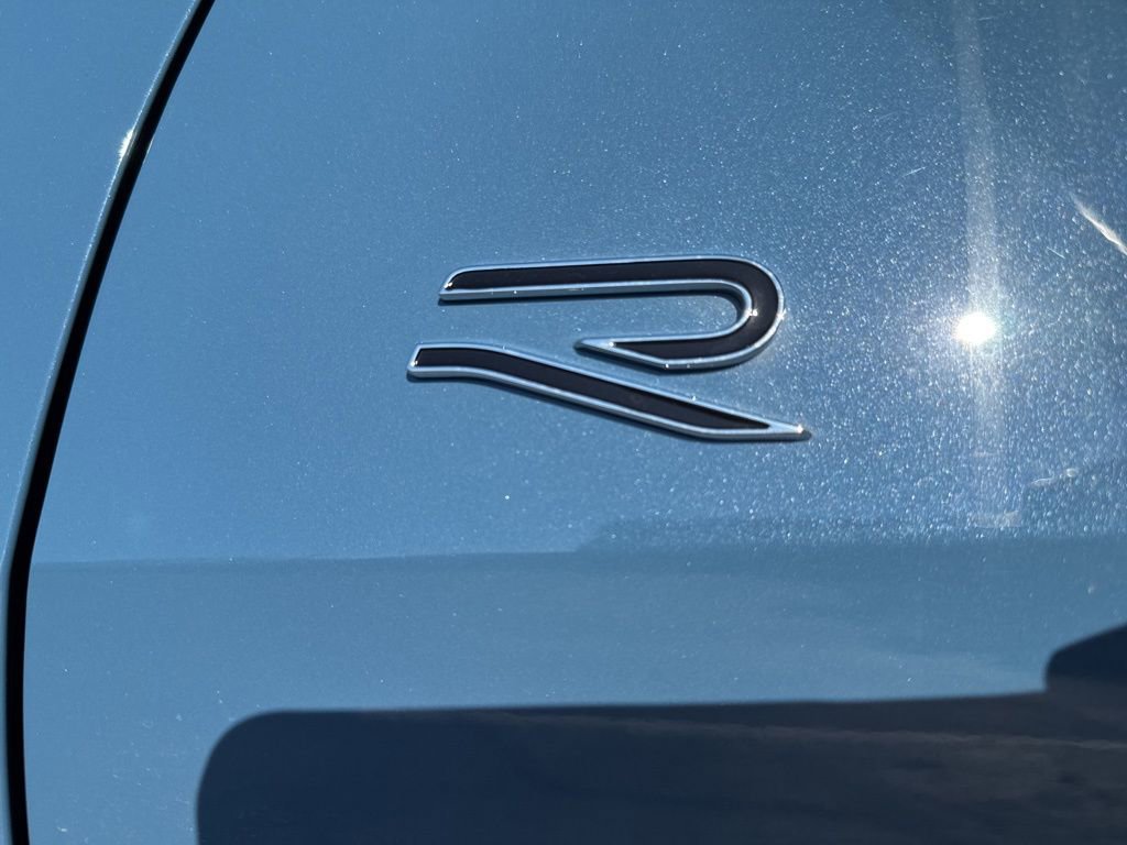 Used 2025 Volkswagen Tiguan SE R-Line image 11