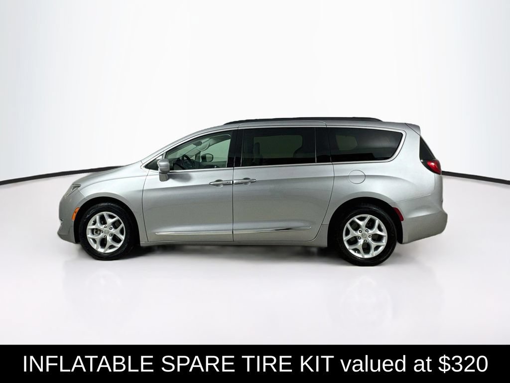 Used 2017 Chrysler Pacifica Touring-L w/ Tire & Wheel Group FWD image 4