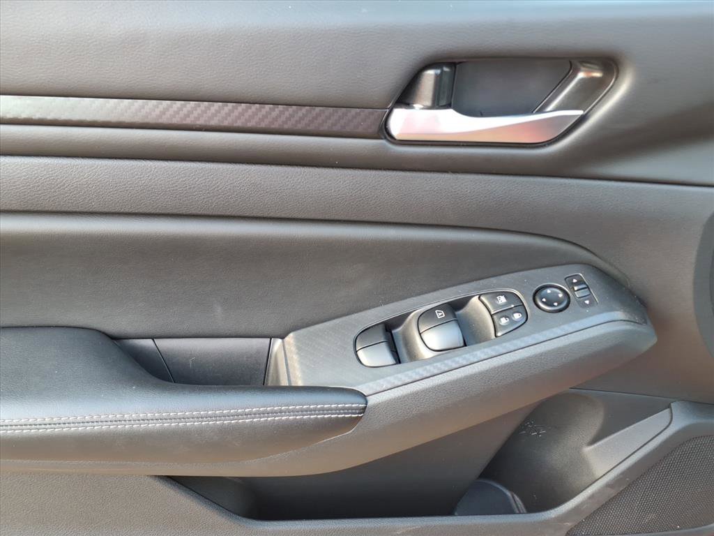 Used 2025 Nissan Altima 2.5 SV image 13
