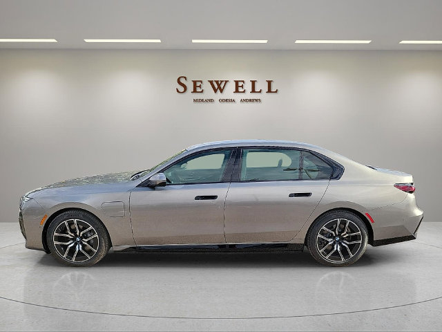Used 2026 BMW 750e xDrive w/ Premium Package AWD/4WD image 2