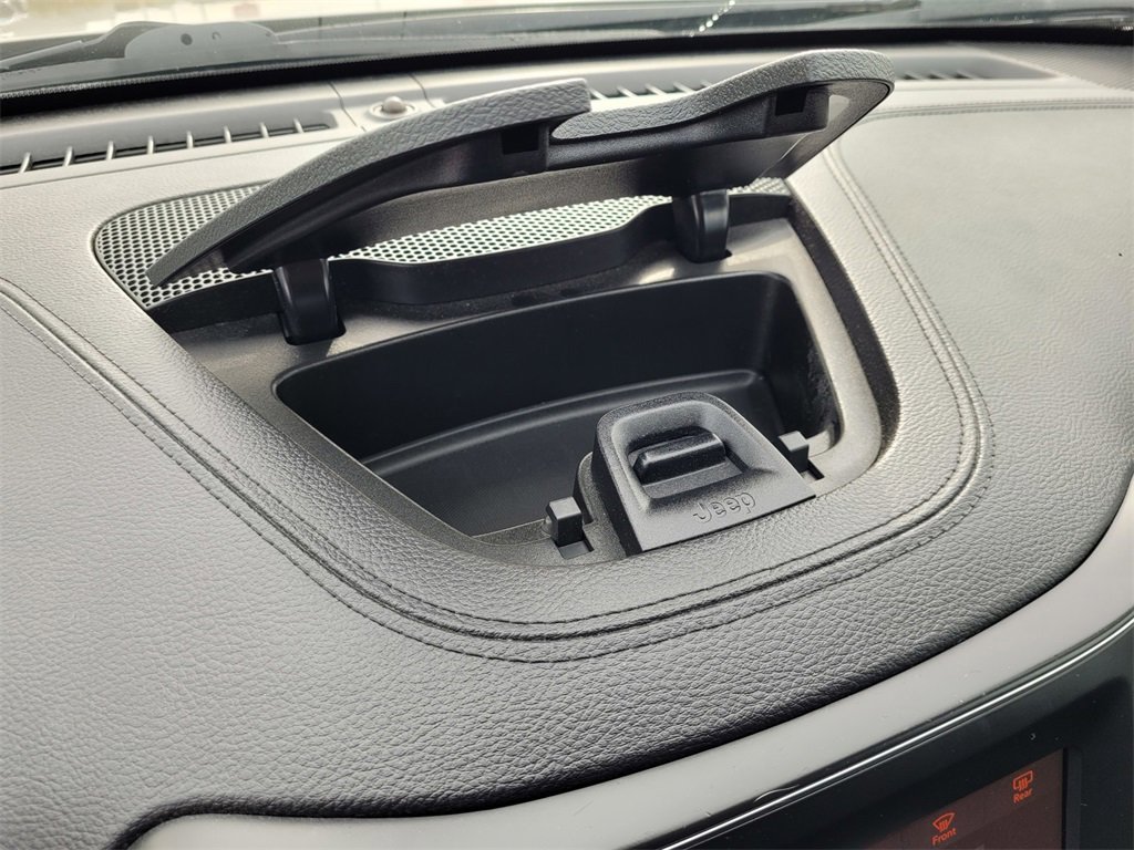 Used 2019 Jeep Cherokee Latitude w/ Popular Appearance Group image 20