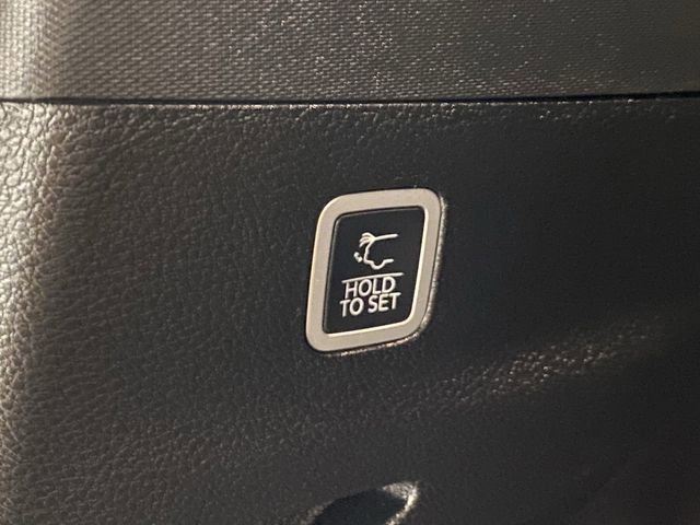 Used 2023 Jeep Wagoneer L Series III w/ Preferred Equipment Group image 16