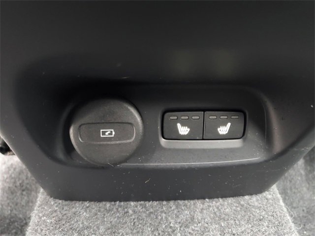 Used 2025 Volvo XC40 B5 Core image 34