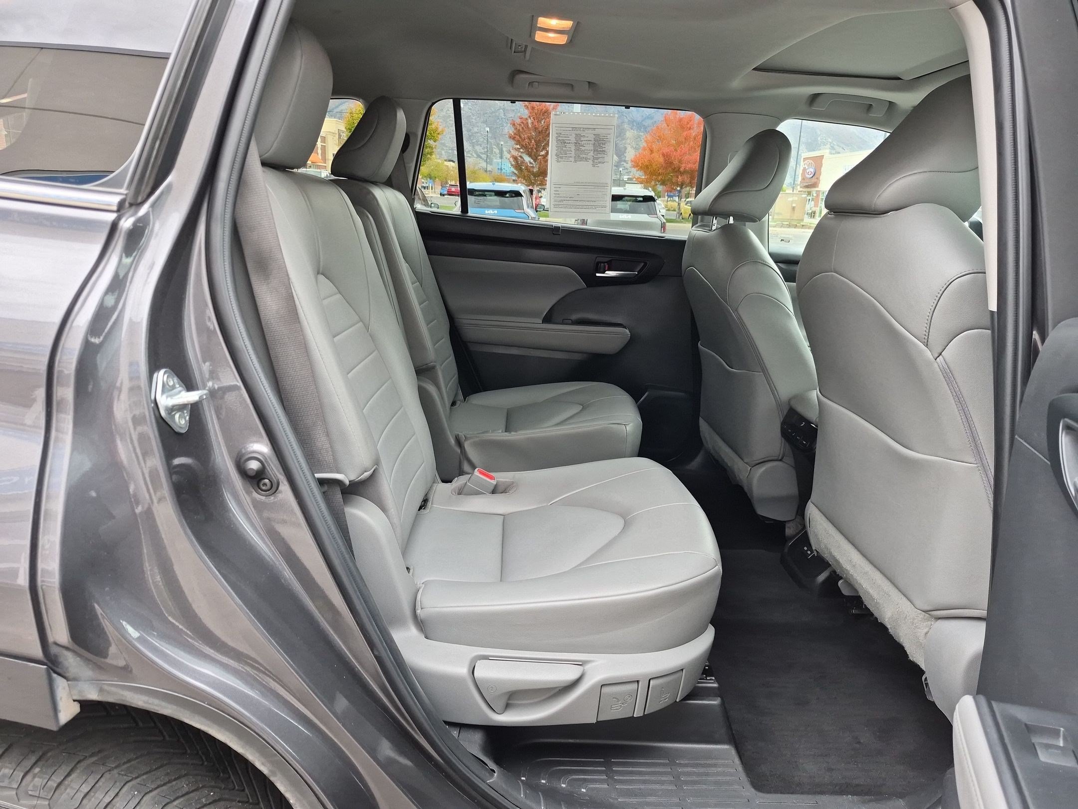 Used 2022 Toyota Highlander XLE AWD/4WD image 33