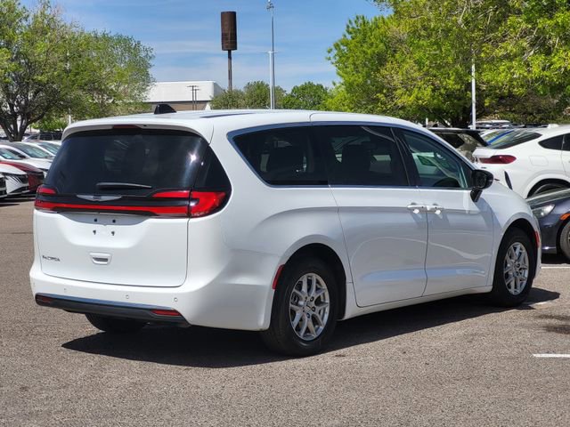 Used 2024 Chrysler Pacifica Touring-L image 4