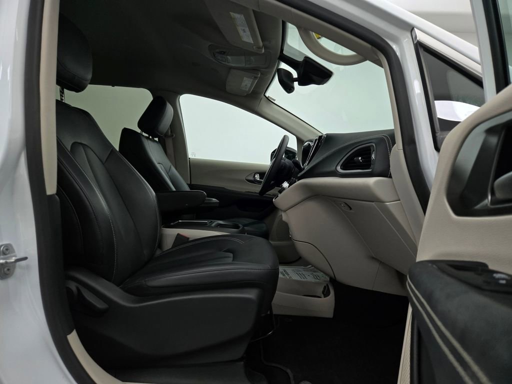 Used 2024 Chrysler Pacifica Touring-L image 29