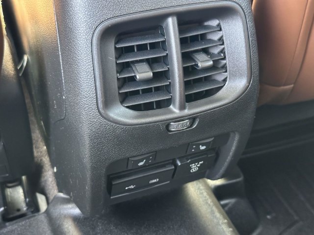 Used 2019 Jeep Cherokee Overland w/ Technology Group AWD/4WD image 17