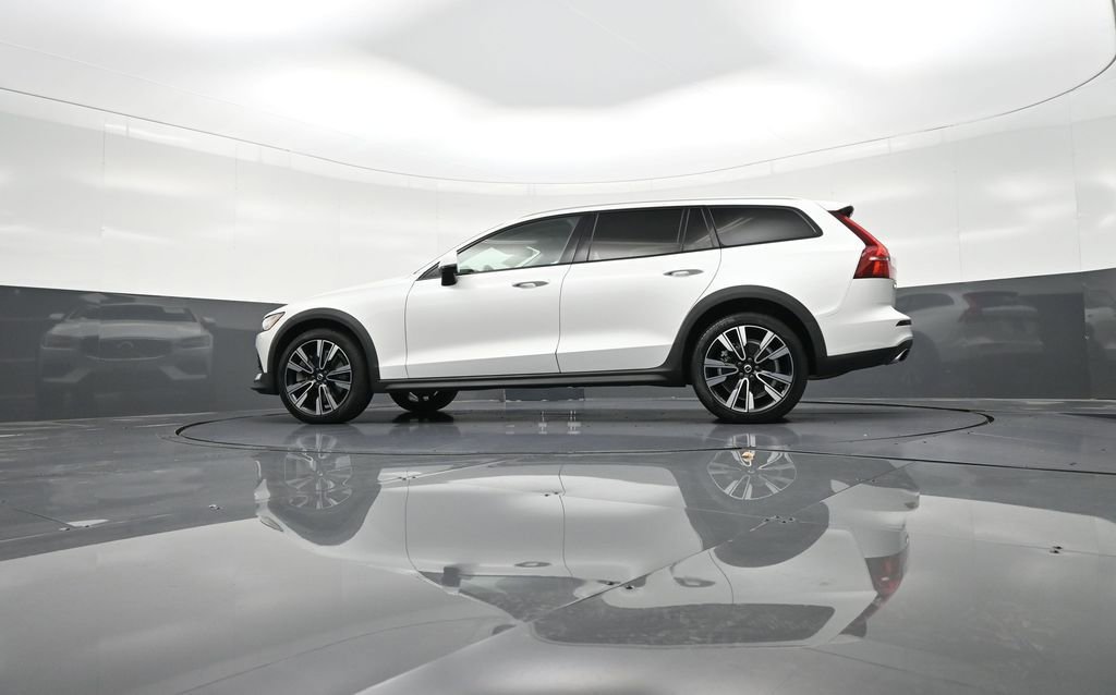 Certified 2022 Volvo V60 T5 Cross Country w/ Climate Package image 26