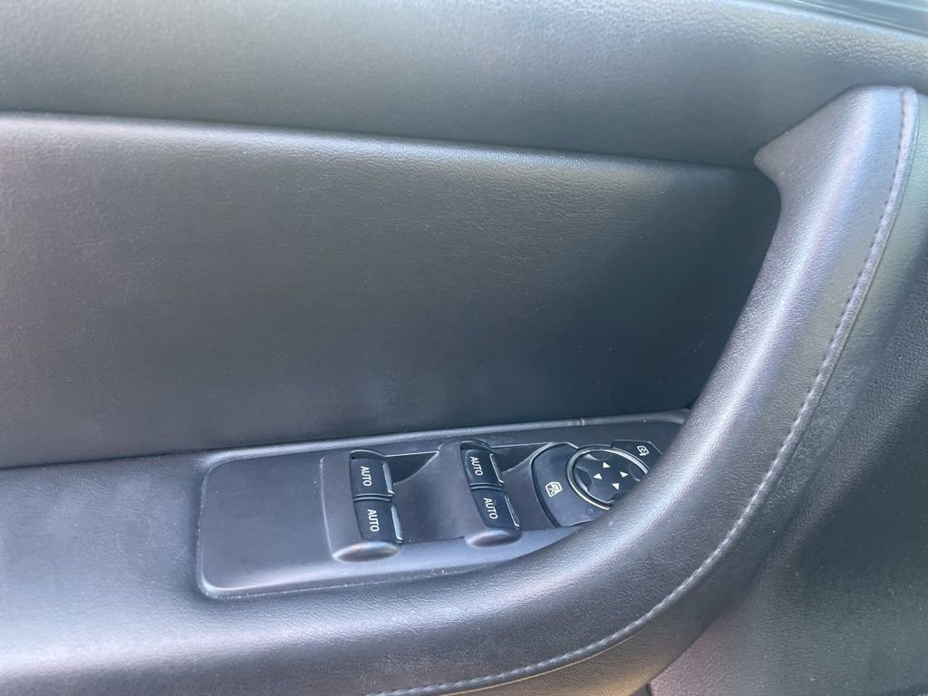 Used 2014 Lincoln MKS image 11