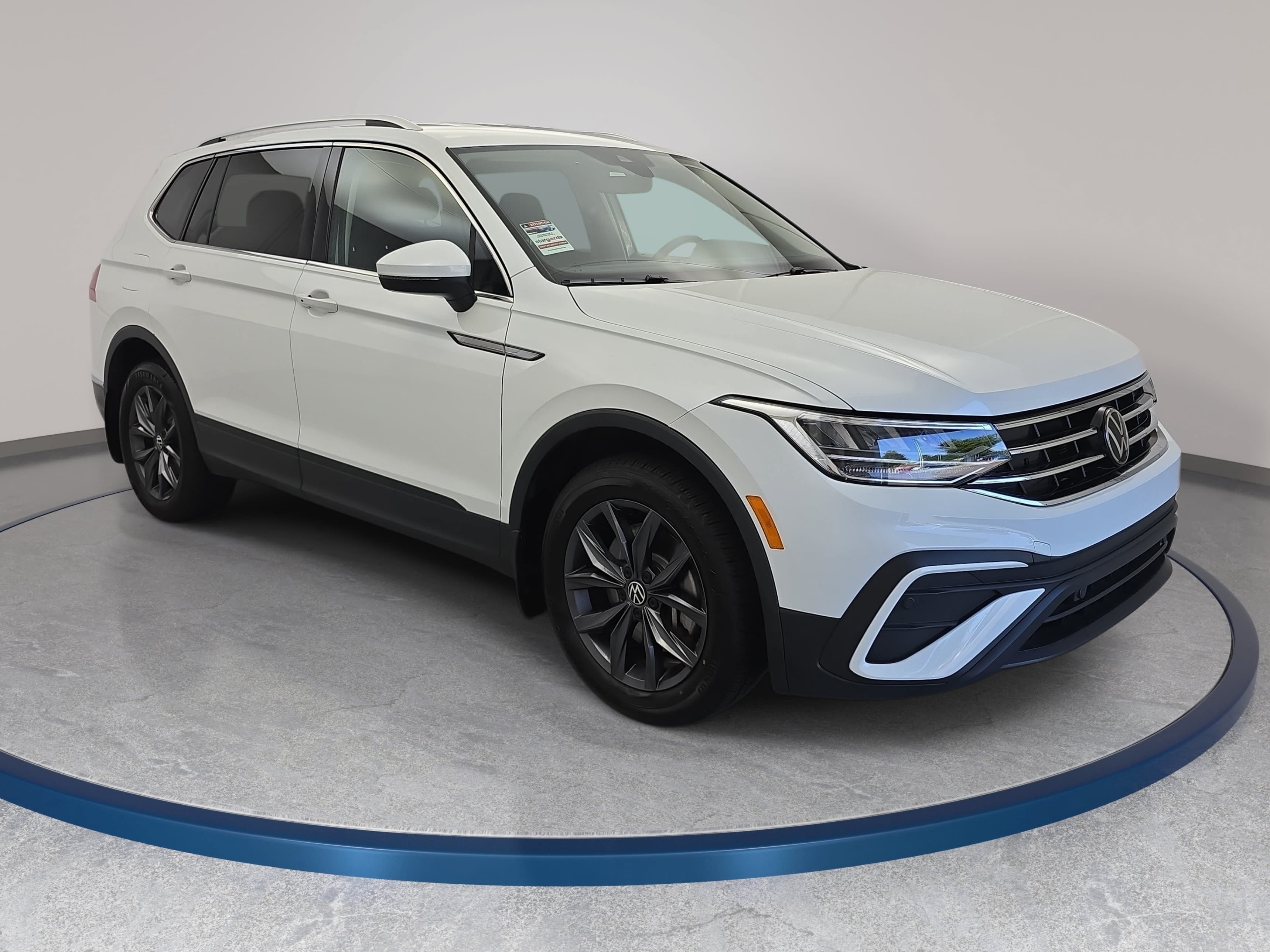 Used 2023 Volkswagen Tiguan SE FWD image 3