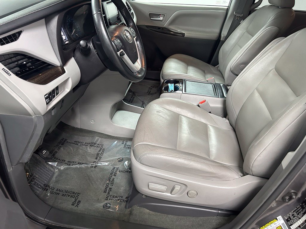 Used 2017 Toyota Sienna XLE w/ XLE Navigation Package FWD image 12