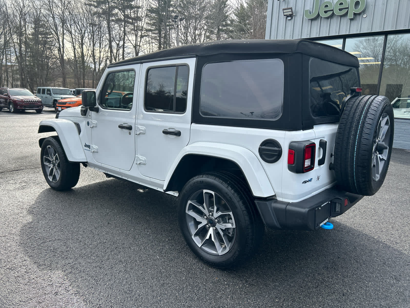 Used 2024 Jeep Wrangler Unlimited w/ Convenience Group AWD/4WD image 9