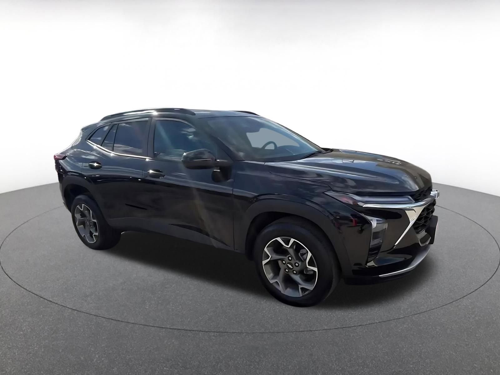 Used 2025 Chevrolet Trax LT image 2