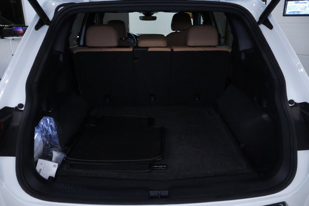 Used 2024 Volkswagen Tiguan SE w/ Panoramic Sunroof Package AWD/4WD image 17