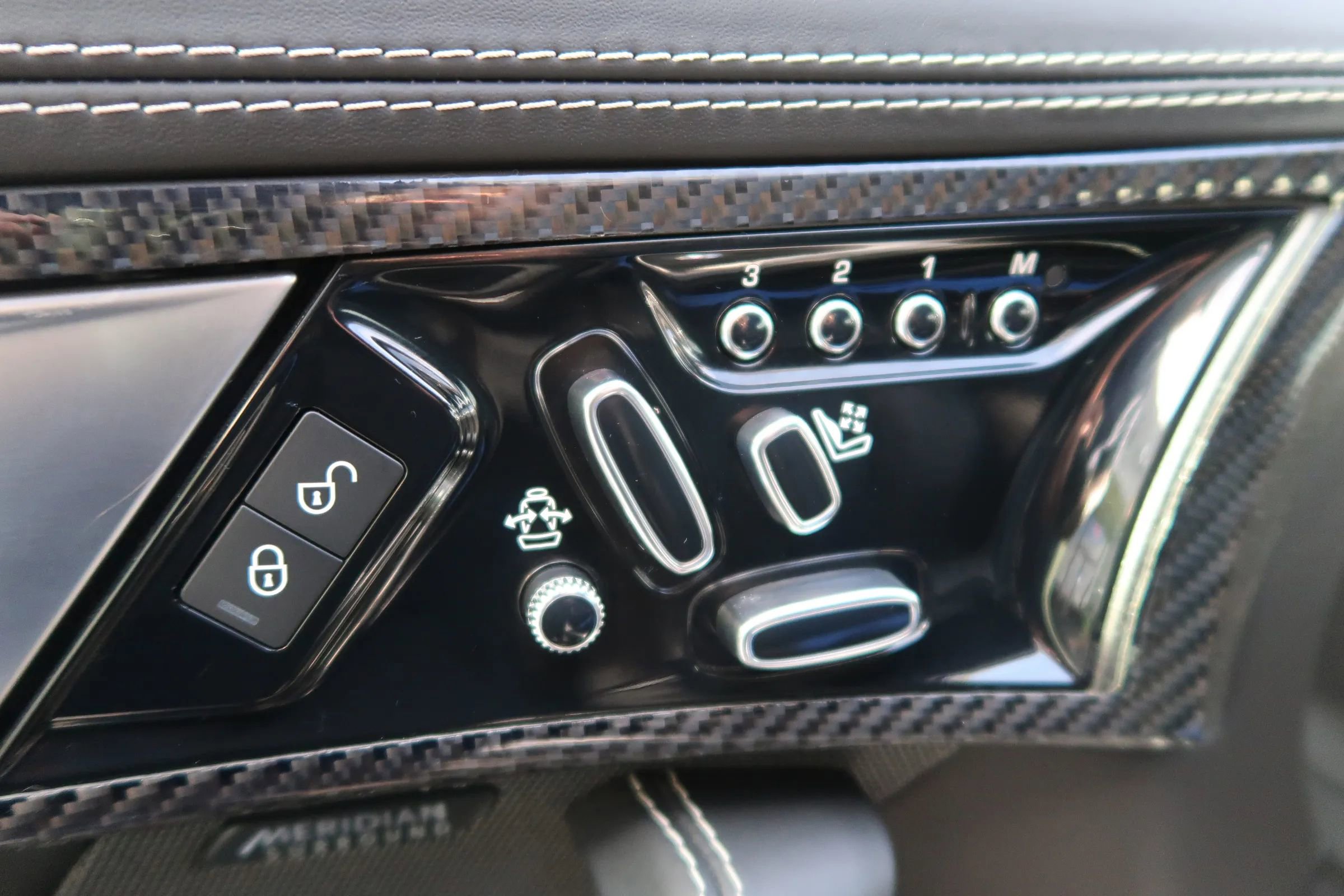 Used 2016 Jaguar F-TYPE R image 22