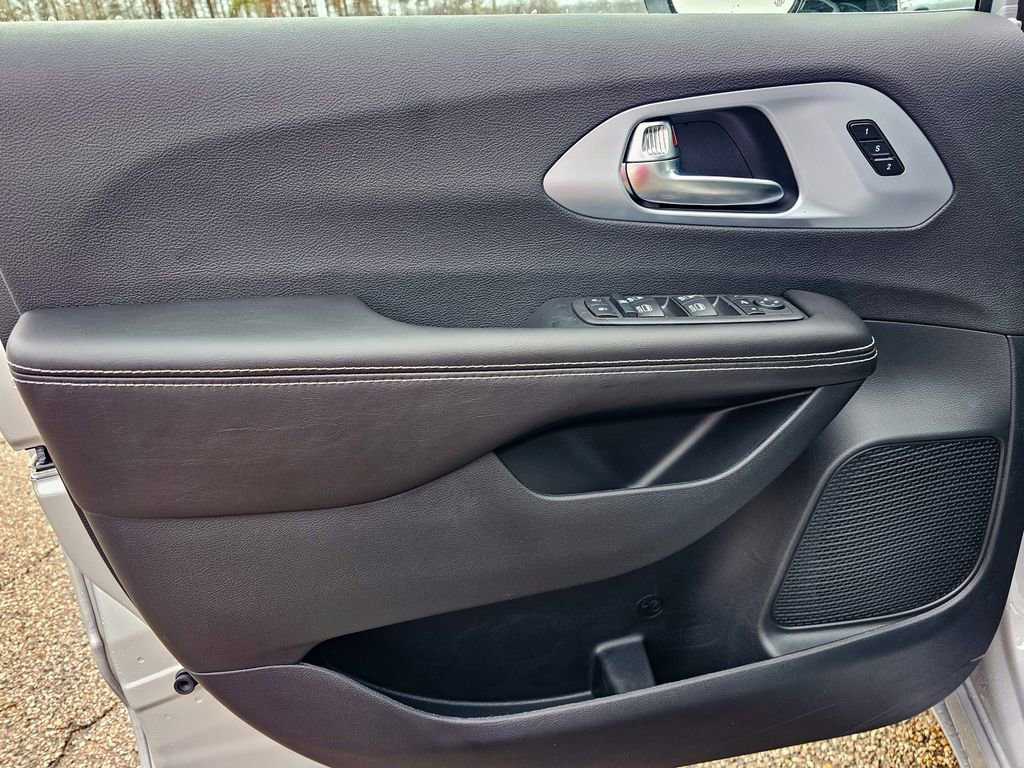 New 2026 Chrysler Pacifica Limited image 11