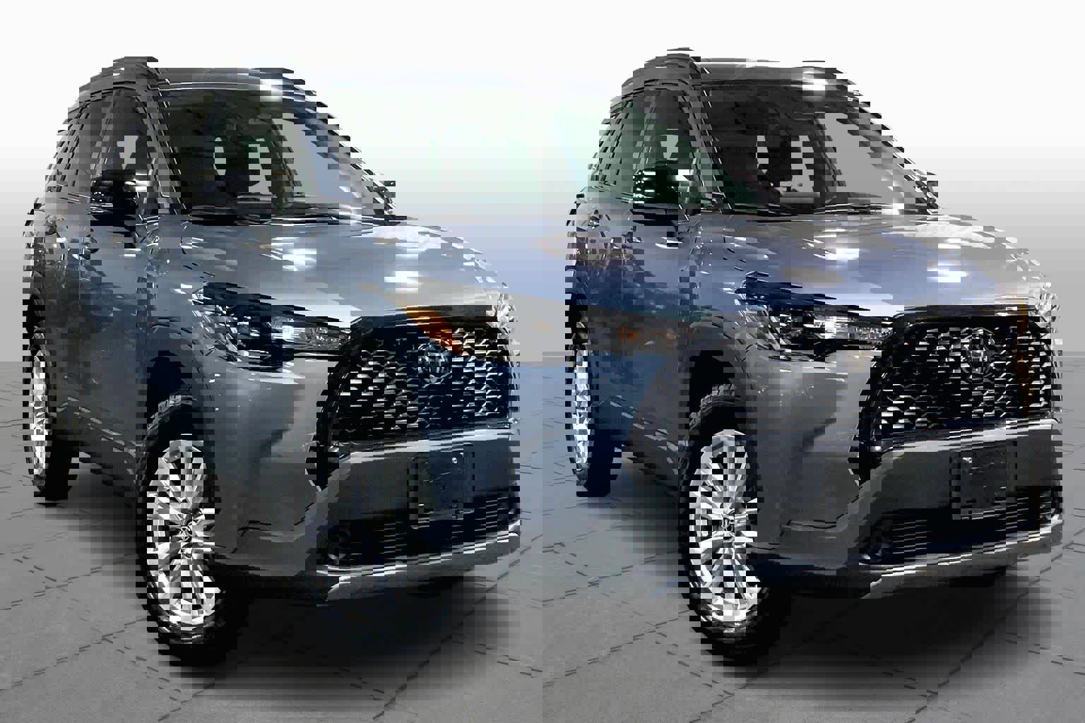 Used 2025 Toyota Corolla Cross LE image 3