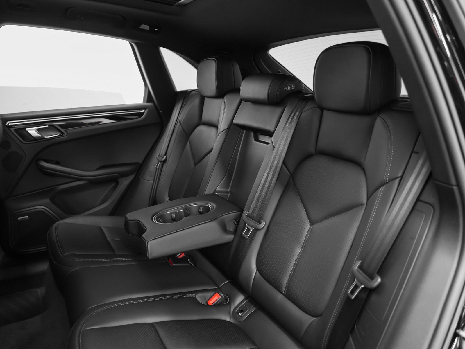 Certified 2025 Porsche Macan image 37