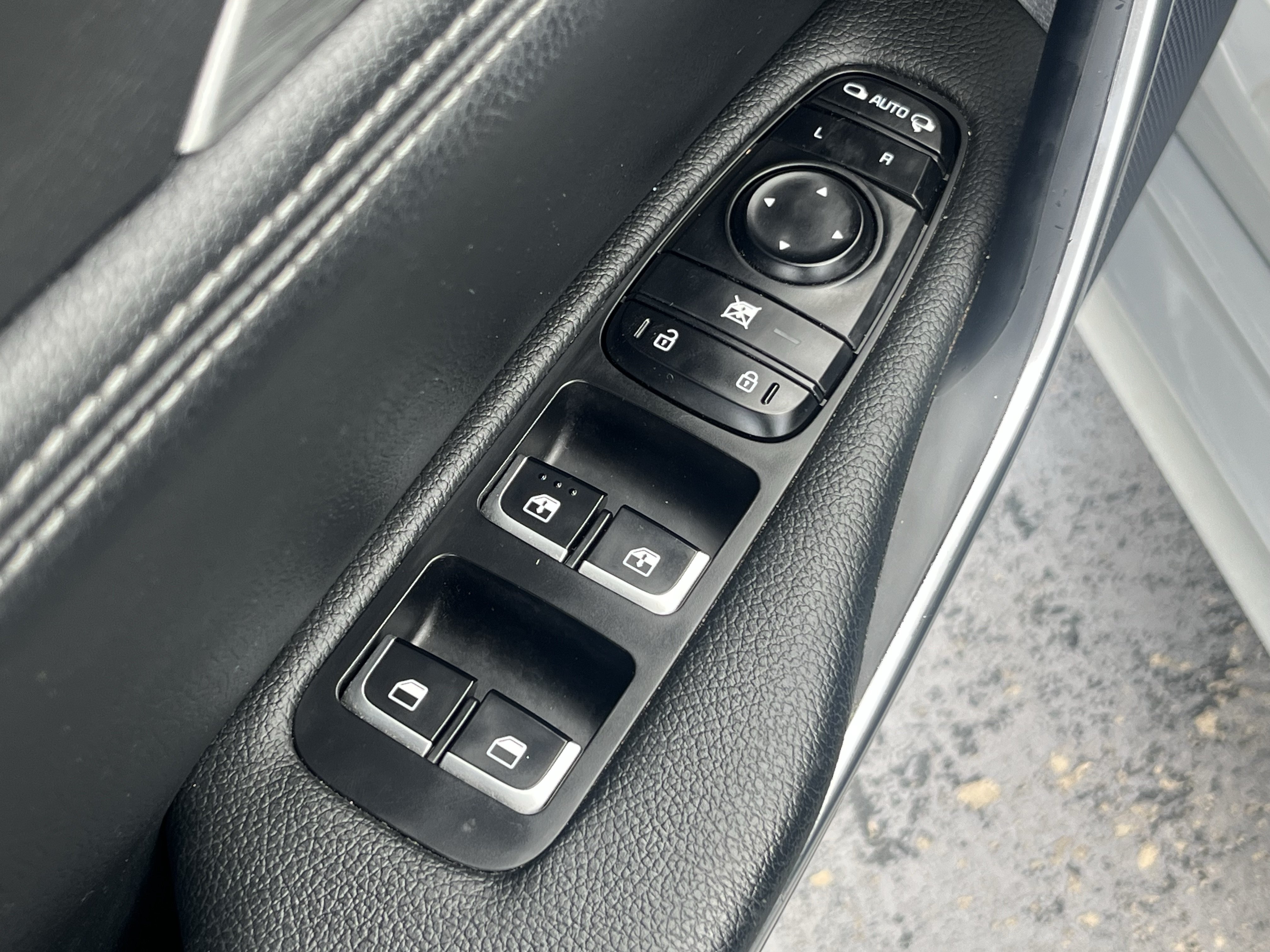 Used 2022 Kia Stinger GT1 RWD image 26