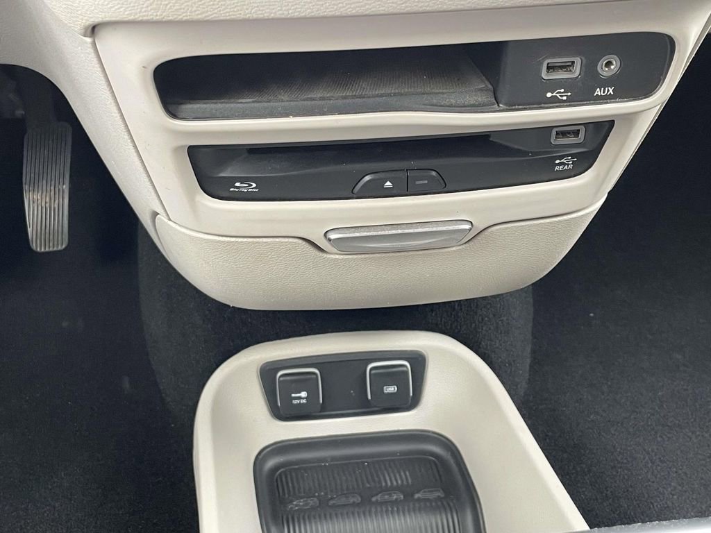 Used 2018 Chrysler Pacifica Touring-L Plus w/ Tire & Wheel Group image 24