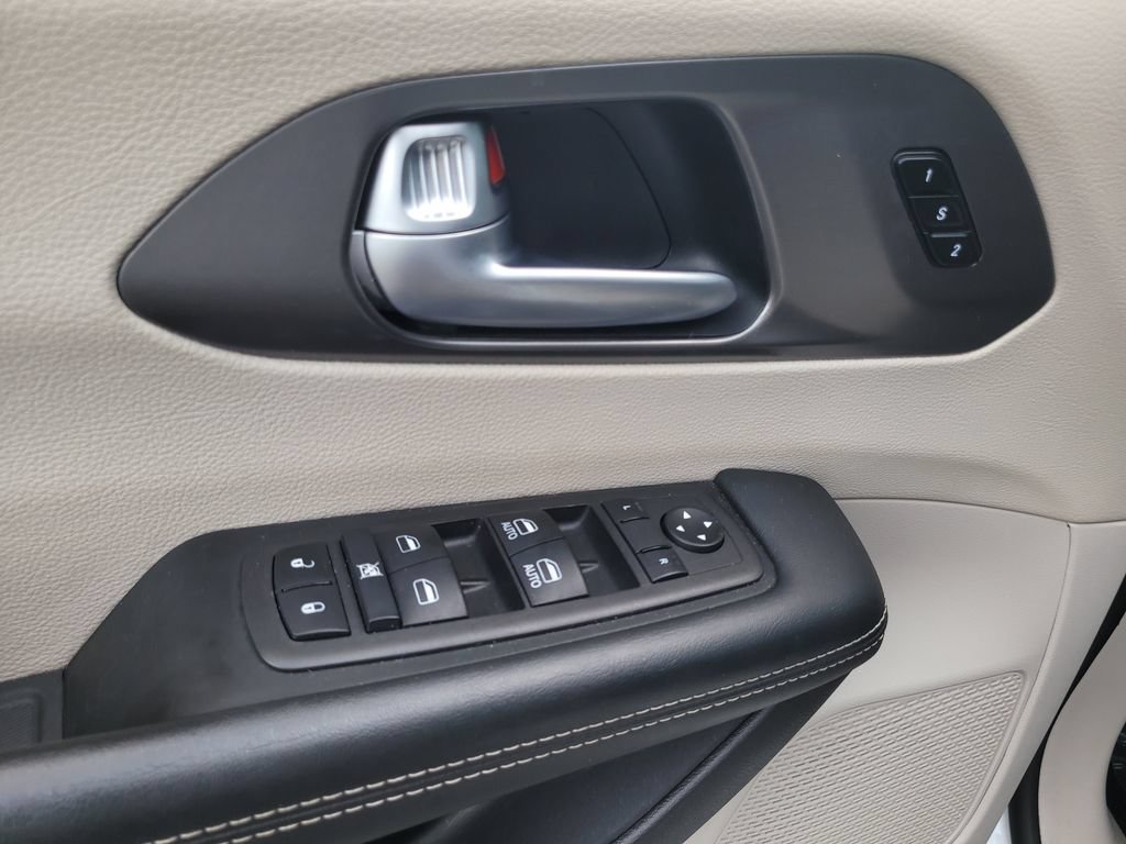 Used 2024 Chrysler Pacifica Touring-L FWD image 17