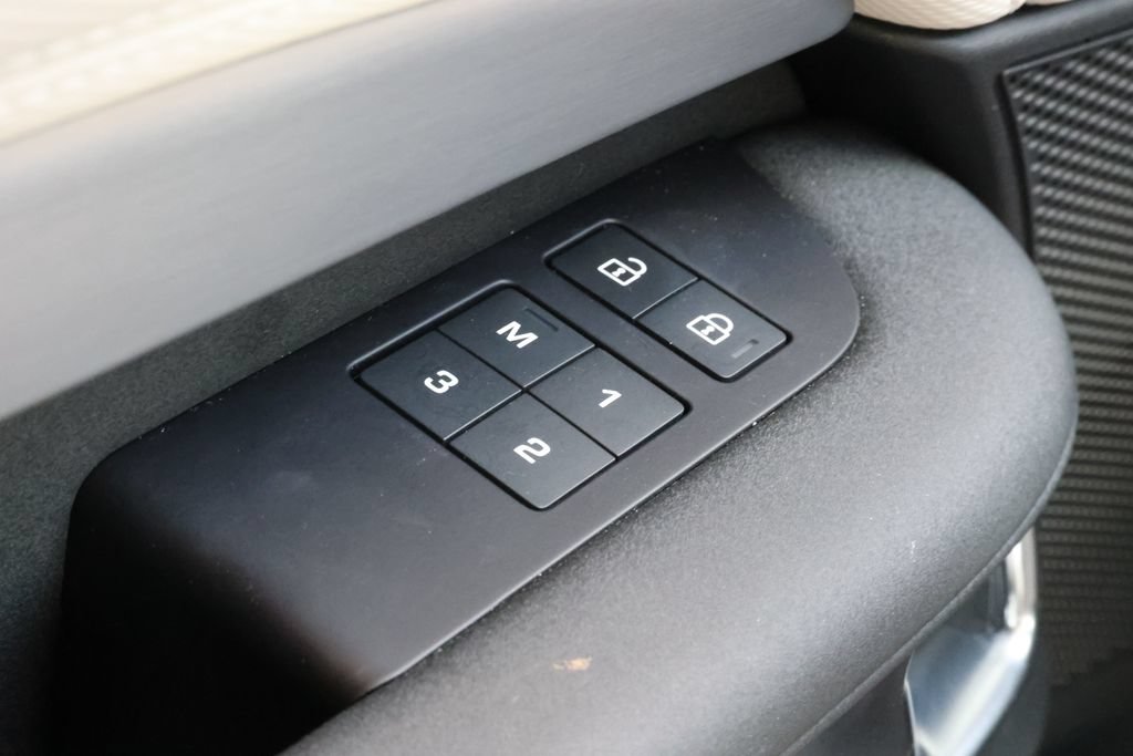 Certified 2025 Land Rover Discovery Dynamic SE AWD/4WD image 17