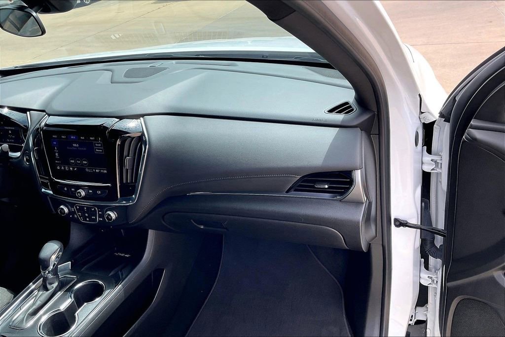 Used 2023 Chevrolet Traverse LT FWD image 16