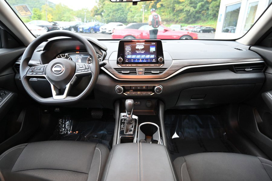 Used 2024 Nissan Altima 2.5 SV image 3