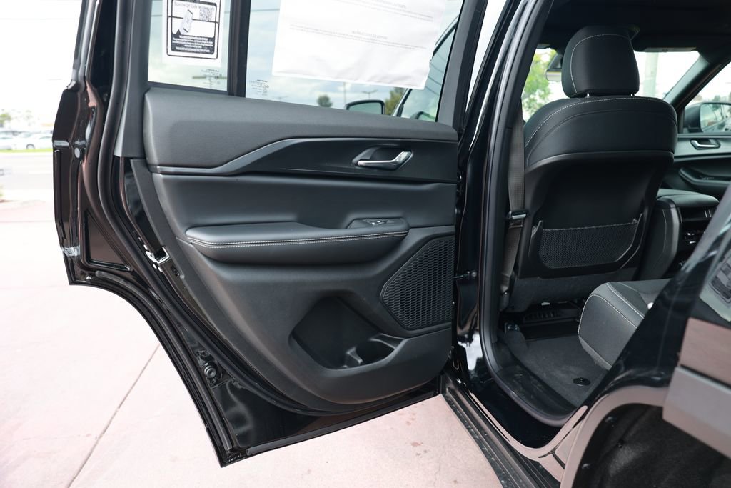 New 2025 Jeep Grand Cherokee Laredo image 30