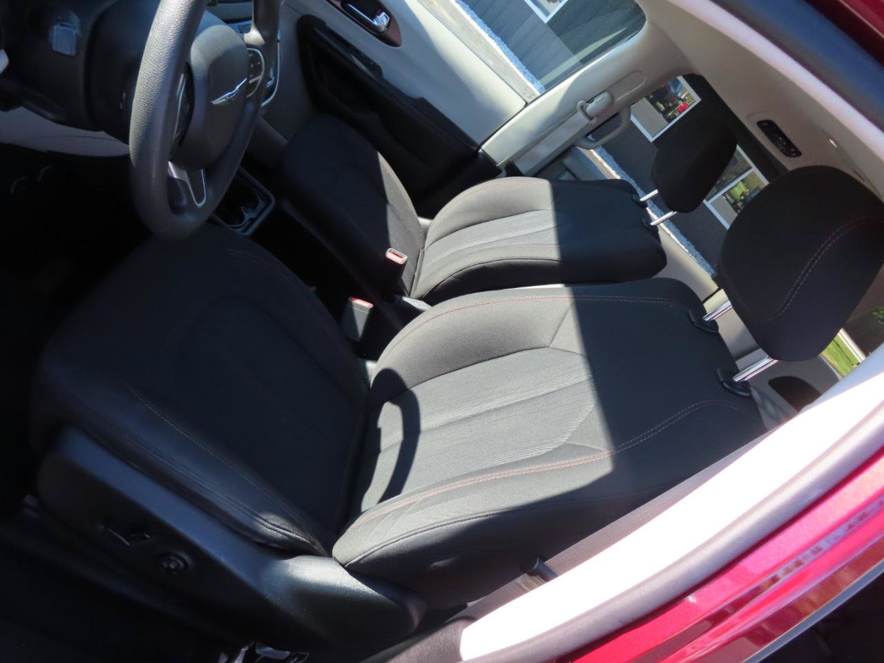 Used 2017 Chrysler Pacifica Touring FWD image 21