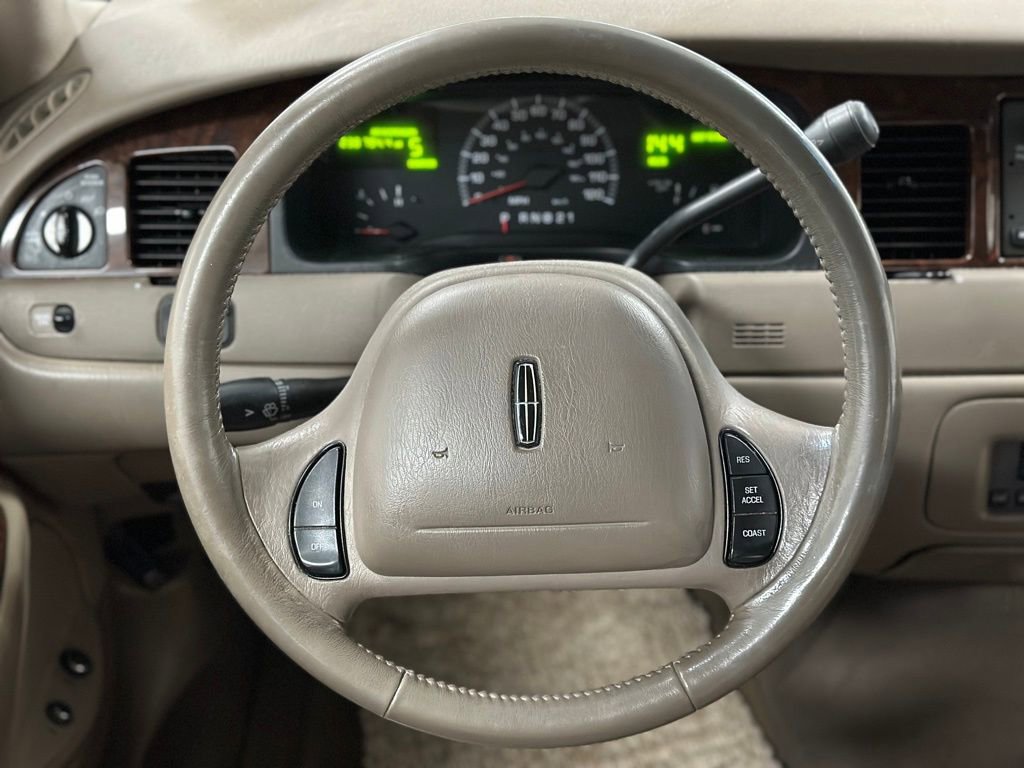 Used 2001 Lincoln Town Car Executive image 4