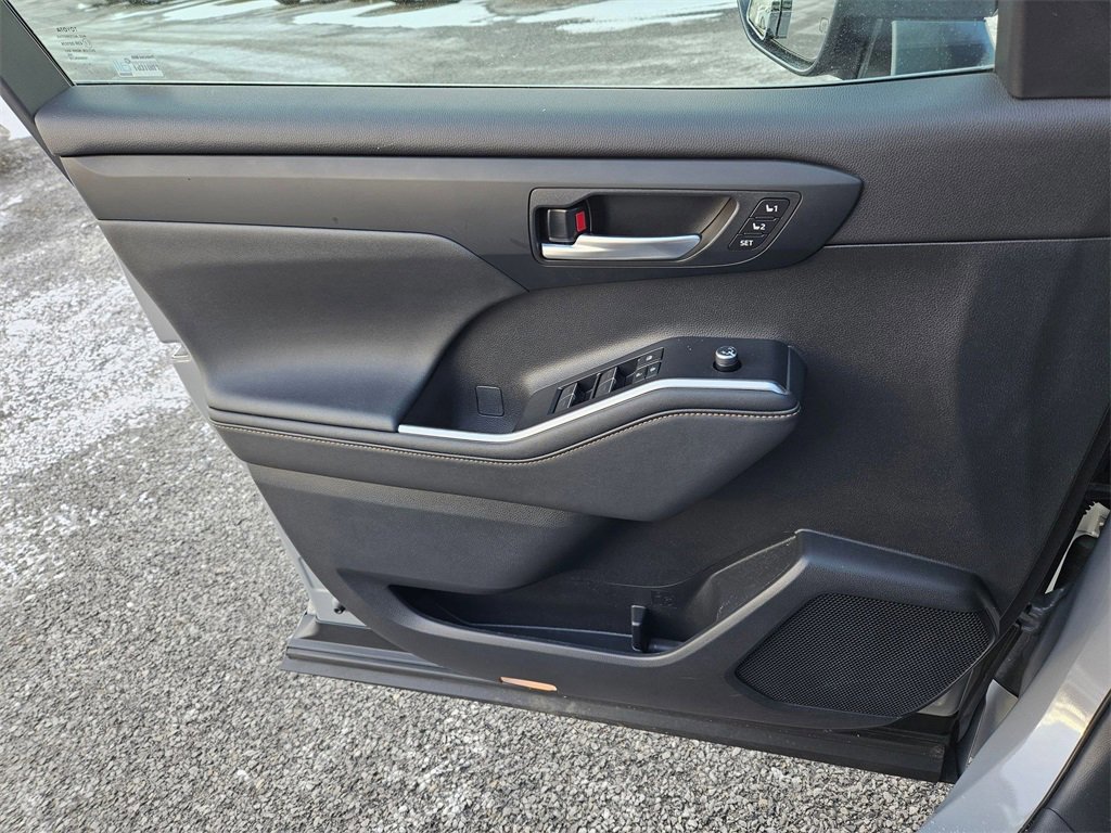 Certified 2023 Toyota Highlander Bronze Edition image 9