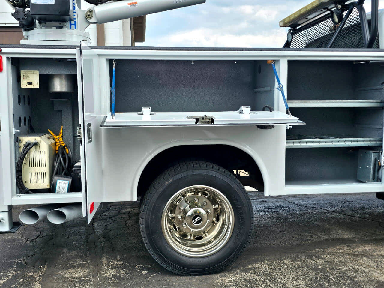 Used 2011 Ford F550 4x4 Regular Cab Super Duty w/ Payload Upgrade Pkg image 12