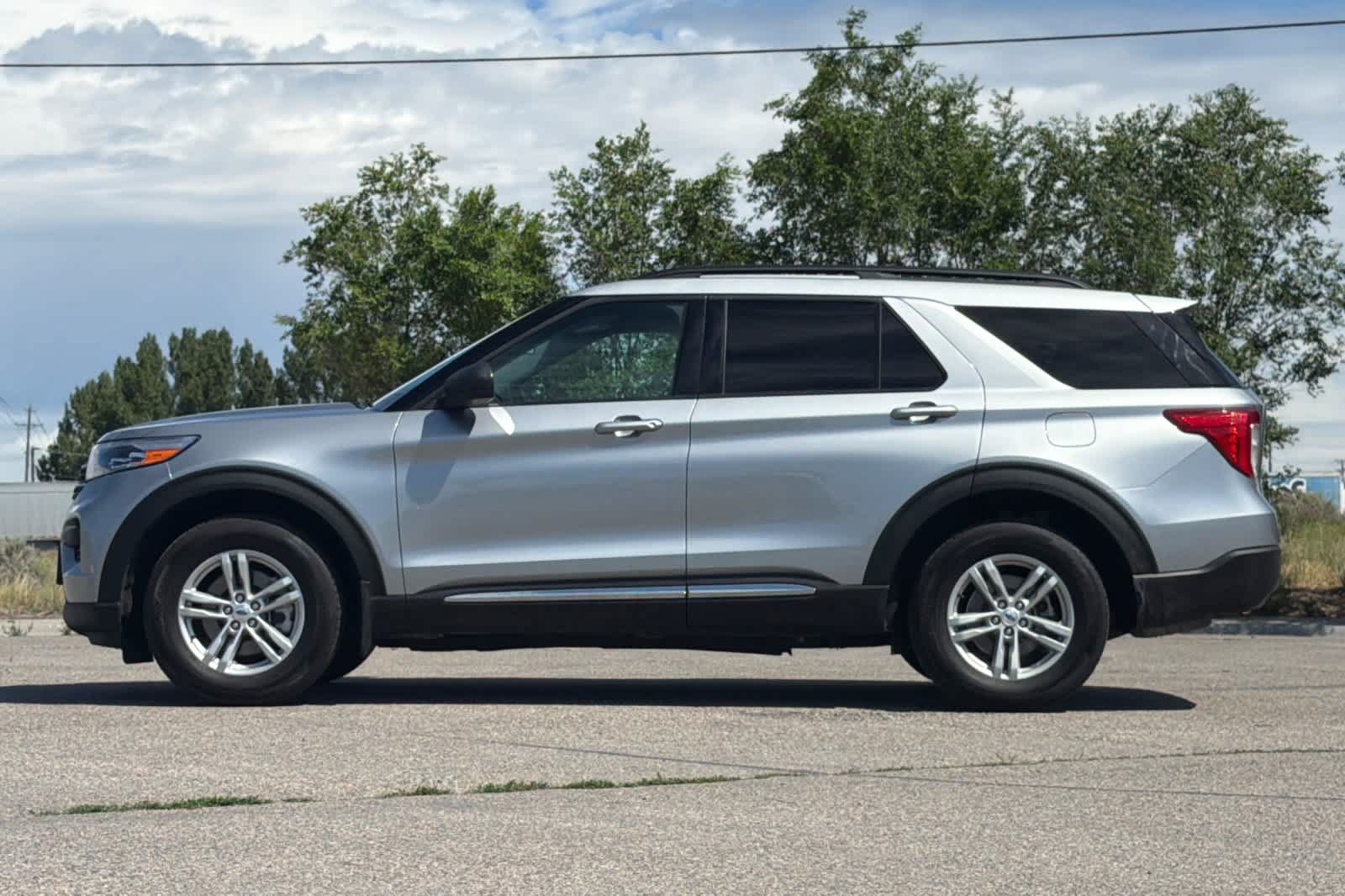 Used 2023 Ford Explorer XLT AWD/4WD image 5