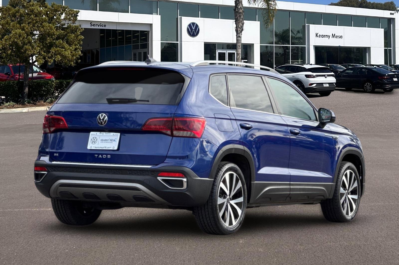 Used 2023 Volkswagen Taos SE w/ Panoramic Sunroof Package image 4