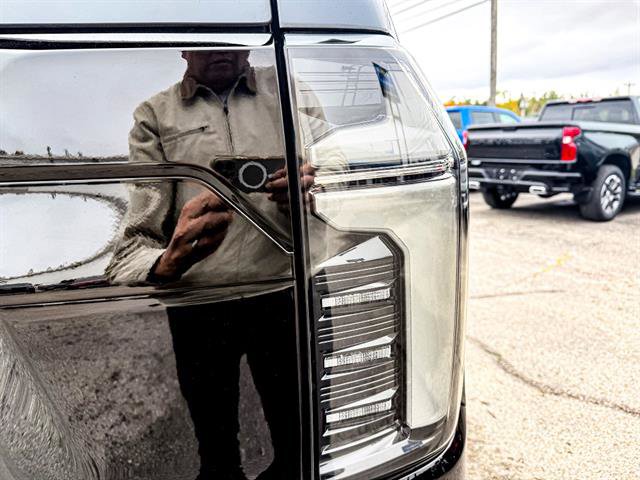 Used 2025 Chevrolet Suburban High Country AWD/4WD image 37