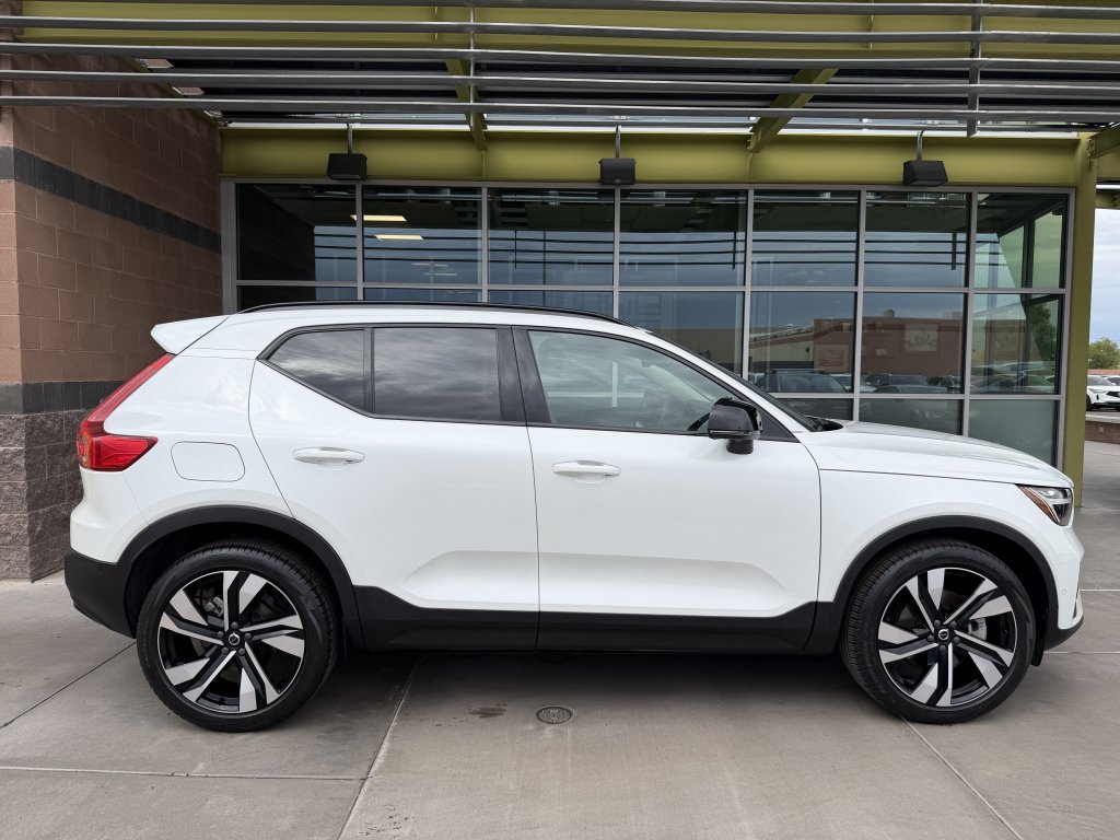 Used 2023 Volvo XC40 B5 Plus w/ Driver Assist Package AWD/4WD image 9
