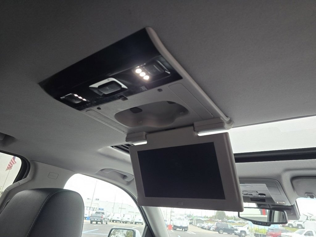 Used 2019 Chevrolet Suburban LT RWD image 9