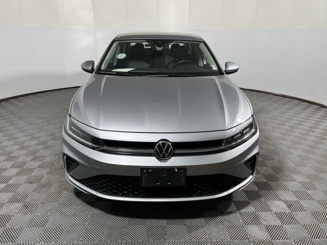 Used 2025 Volkswagen Jetta SE FWD image 3