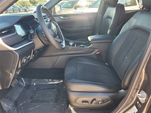 New 2025 Jeep Grand Cherokee Altitude image 4