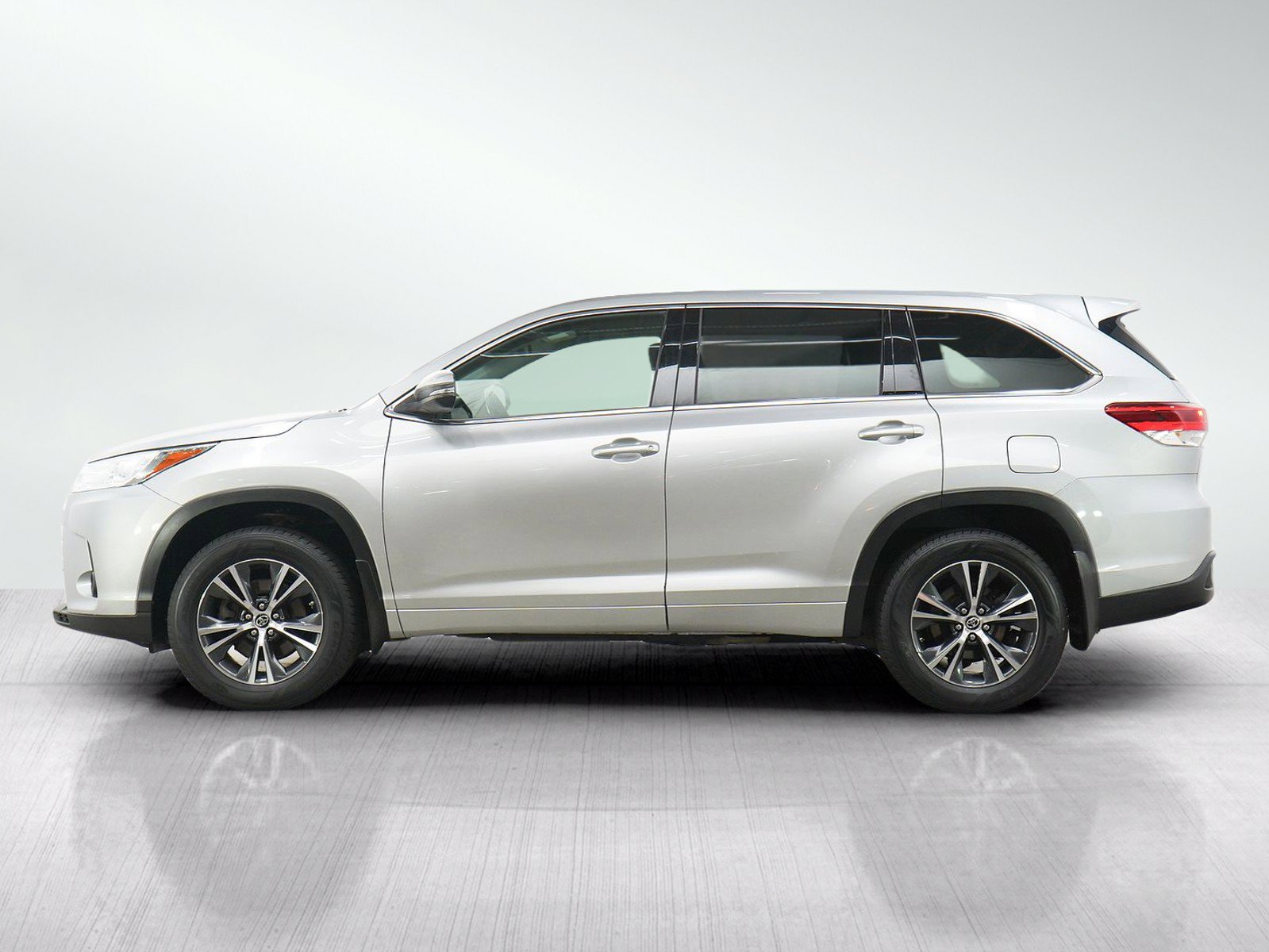 Used 2017 Toyota Highlander LE AWD/4WD image 2