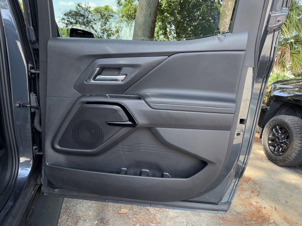 Used 2025 Chevrolet Silverado EV LT AWD/4WD image 31