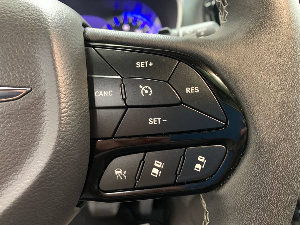 Used 2025 Chrysler Pacifica Limited FWD image 27