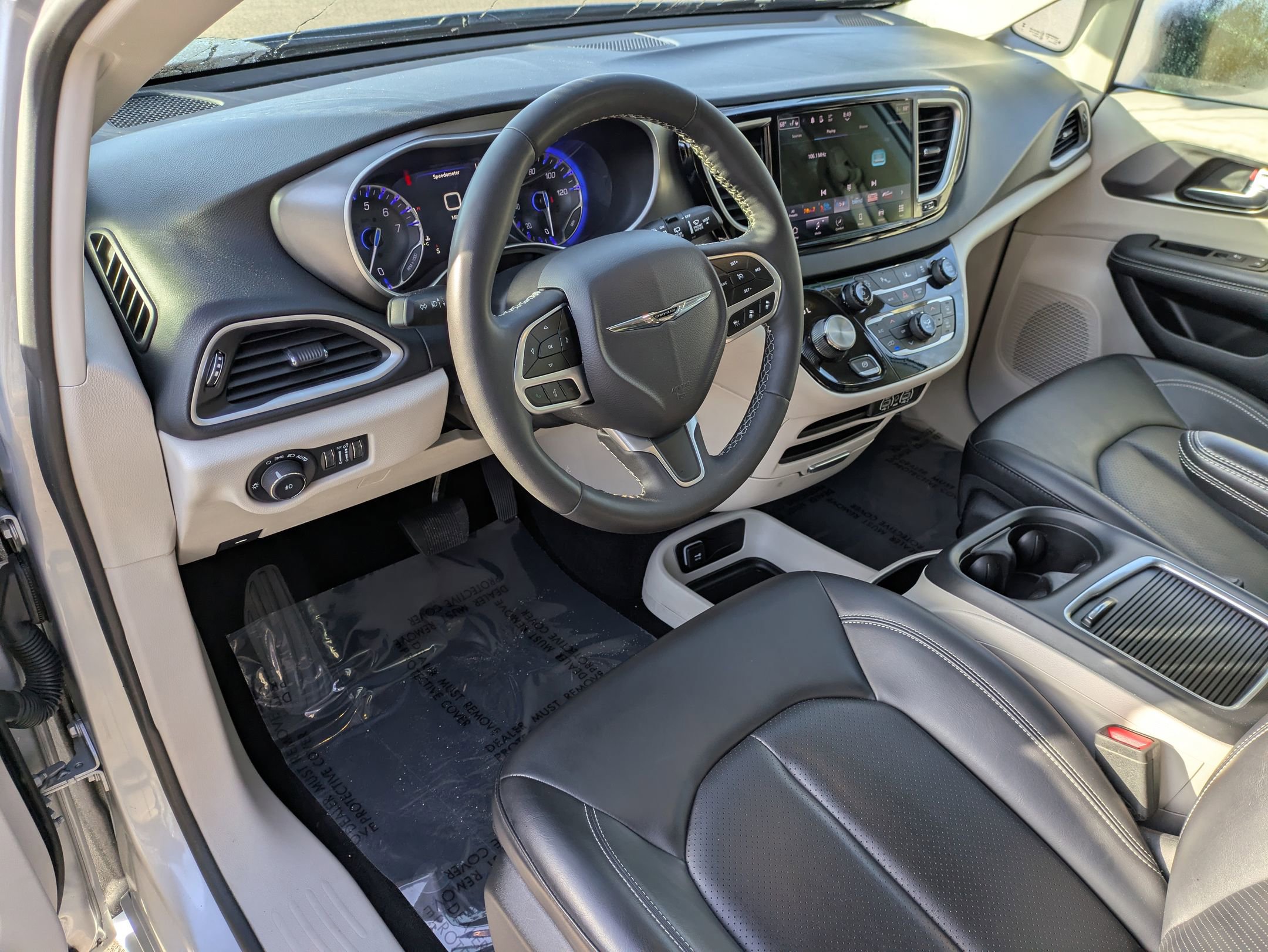 Used 2023 Chrysler Pacifica Touring-L image 13