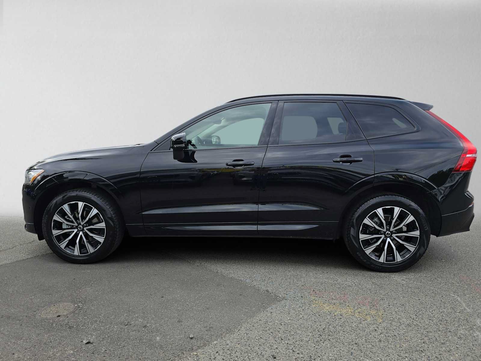 Used 2025 Volvo XC60 B5 Plus AWD/4WD image 6