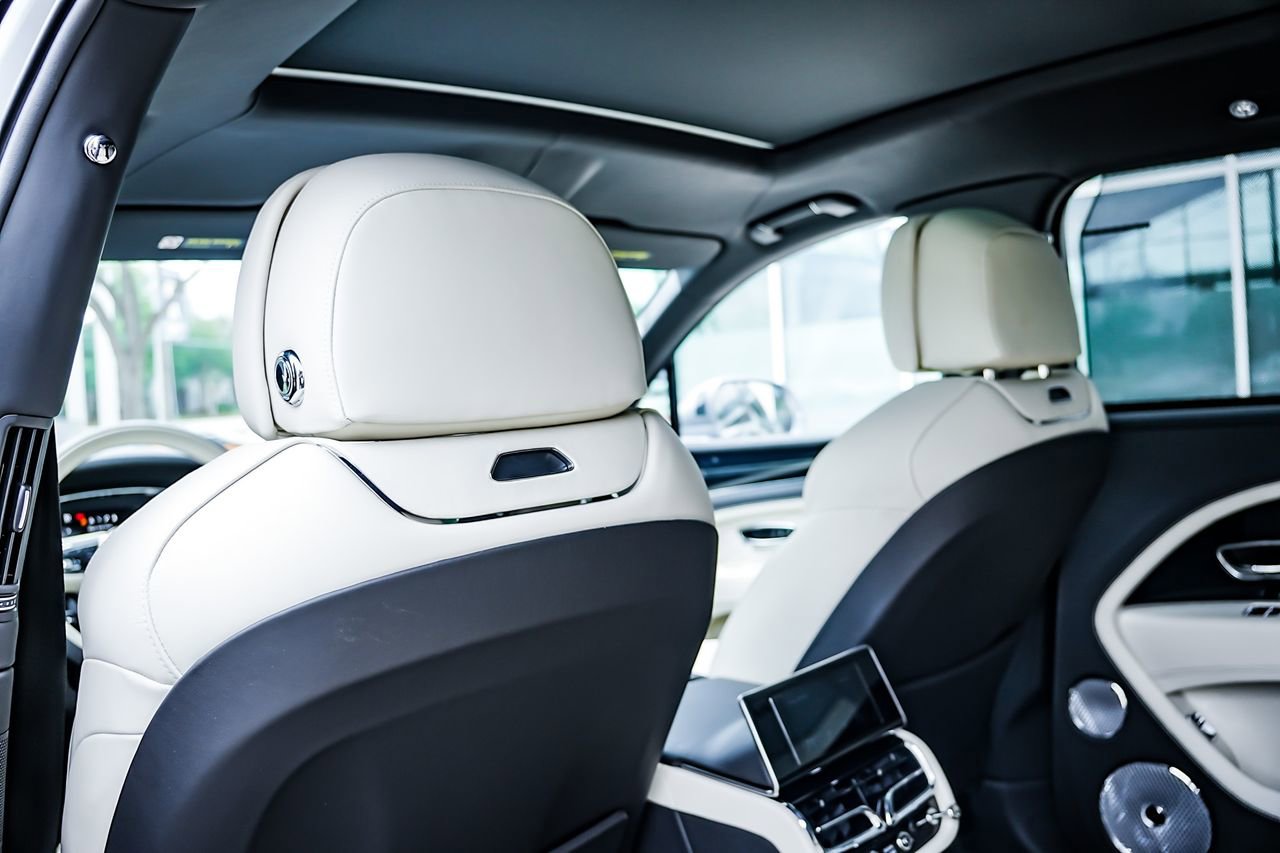 Used 2023 Bentley Bentayga Extended Wheelbase image 31