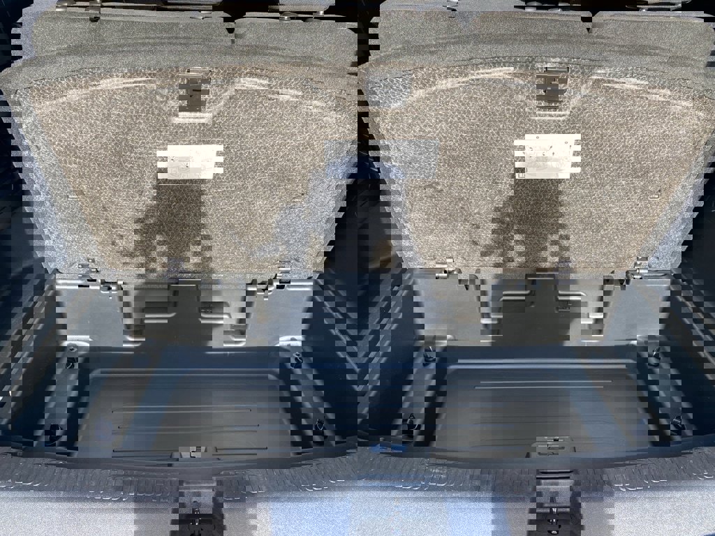 Used 2025 Chevrolet Traverse LT image 16