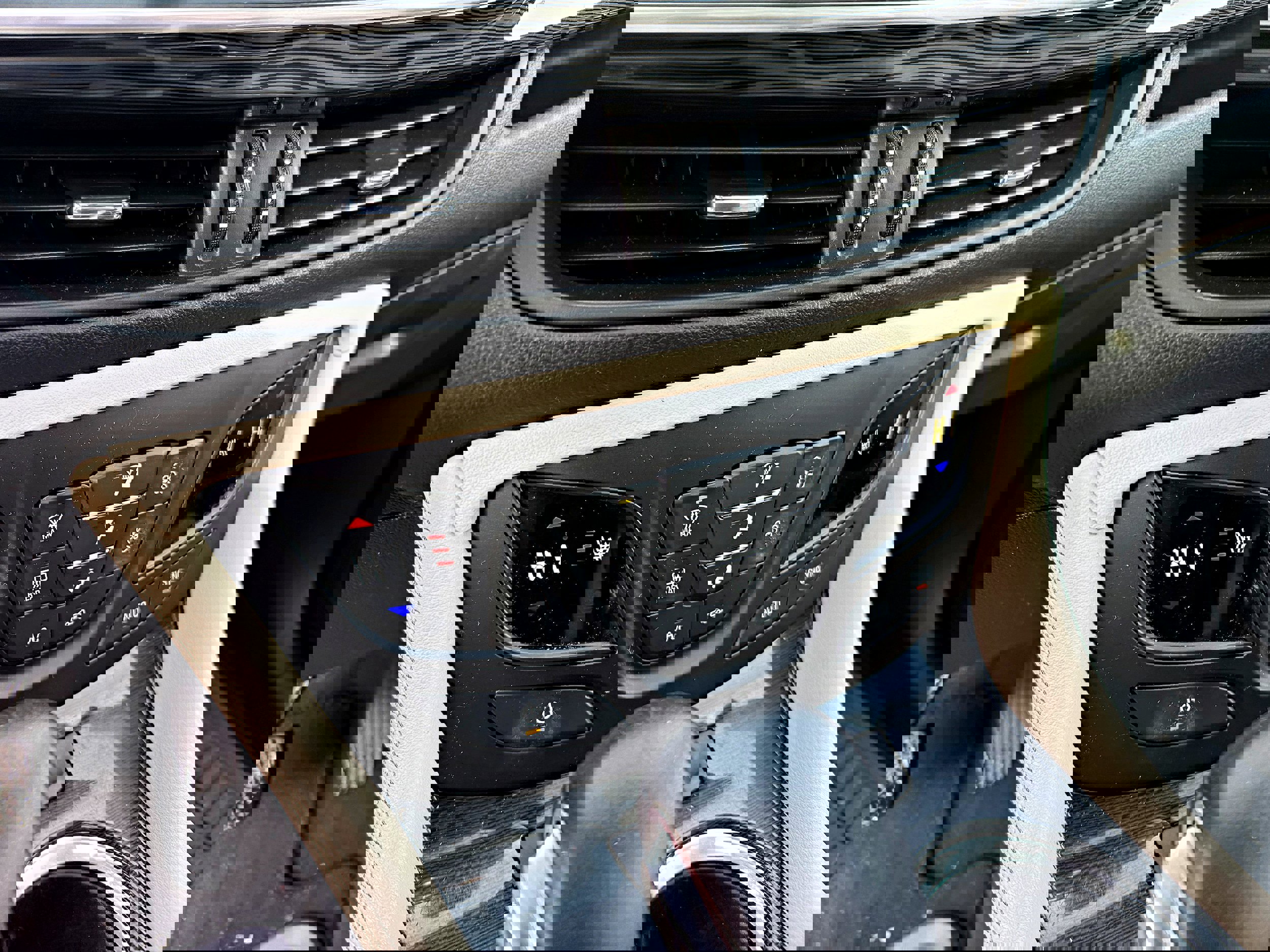 Used 2018 Buick Envision Essence image 17