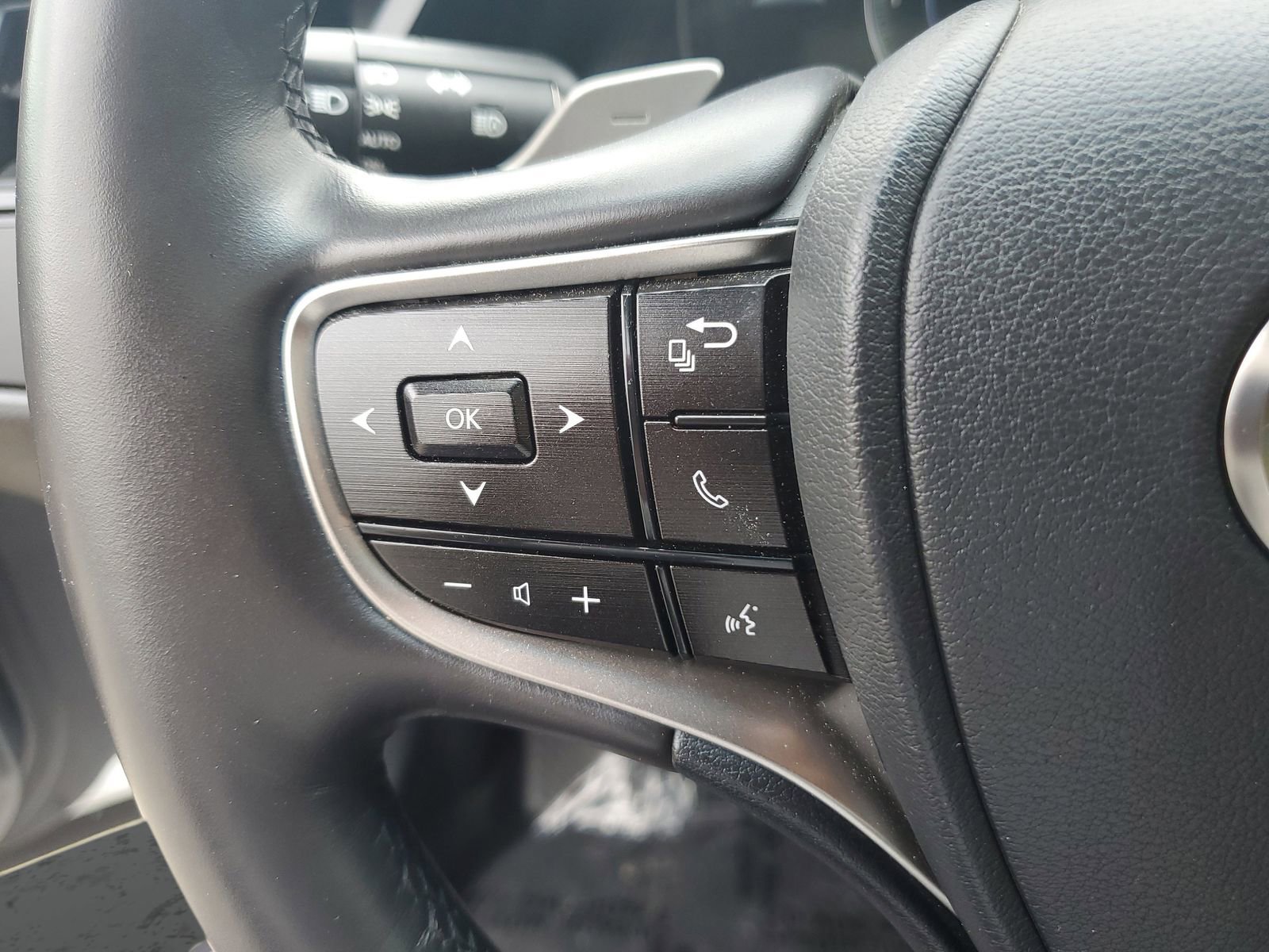 Used 2024 Lexus ES 300h w/ Premium Package FWD image 28